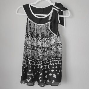 💎3/$20 SALE💎Elegant Flowy Black & White Blouse